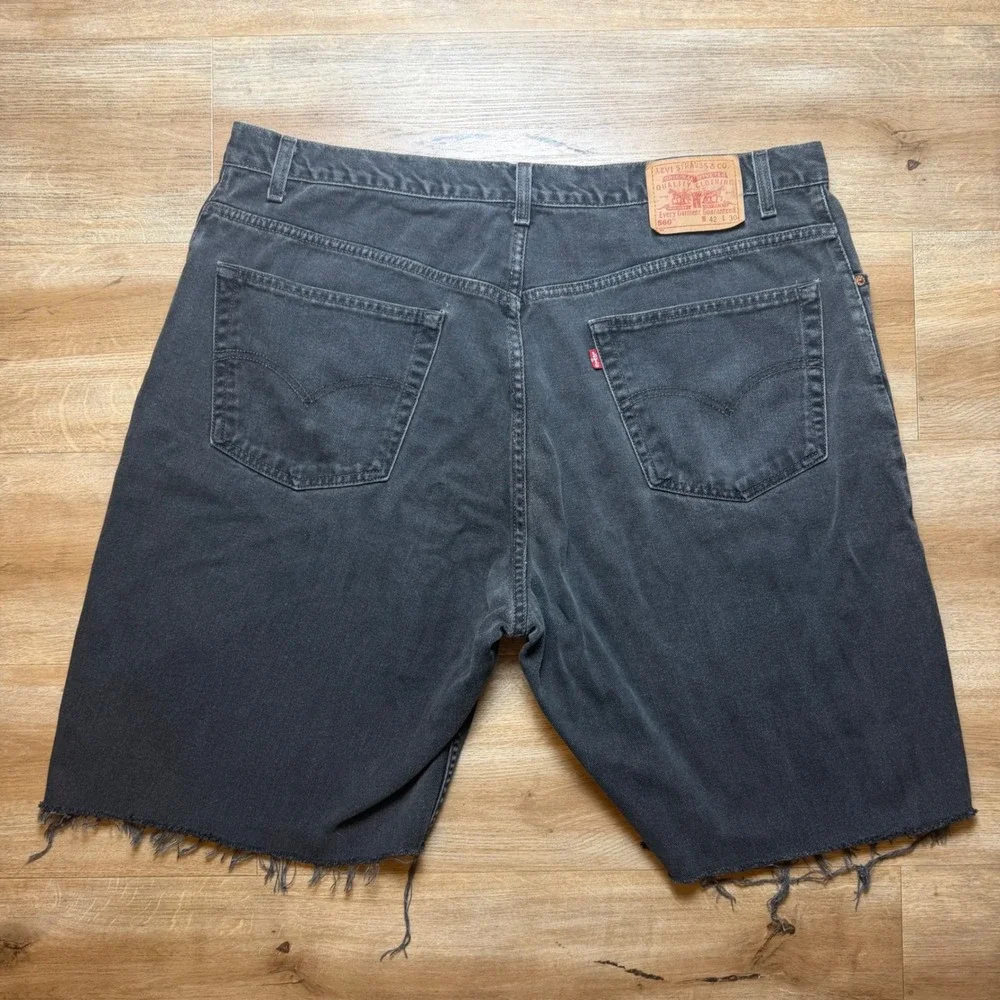 Vintage Levis 560 Denim Shorts Mens 42 Black Cutoff Loose Fit Raw Hem Grunge Y2K